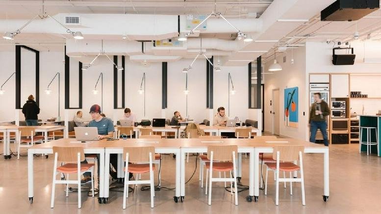 Long wooden coworking tables and desks at Avenida Javier Prado Este 4200 Surco, Lima.