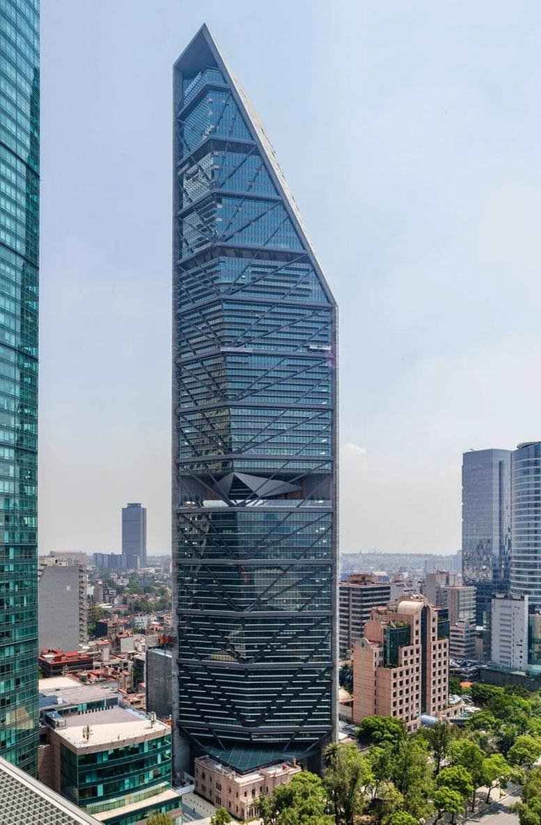 Exterior view of the geometric glass skyscraper at Avenida Paseo de la Reforma 483.