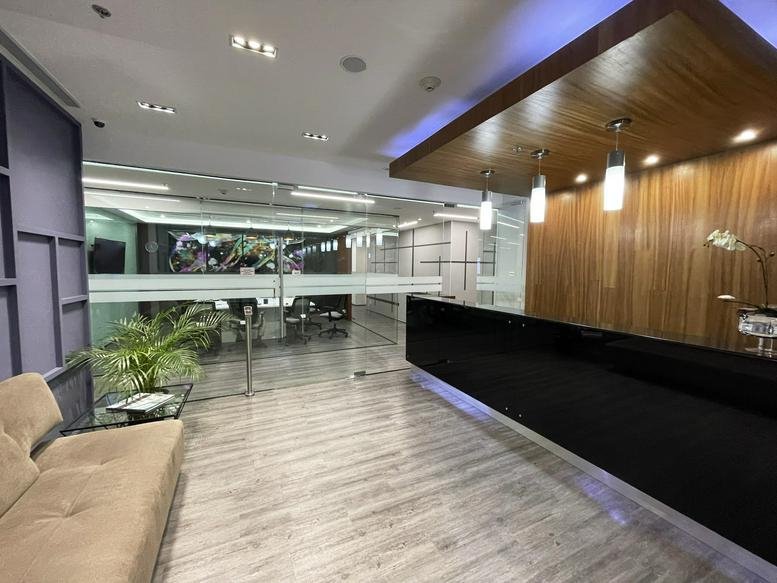 Wide-angle reception at Blvd. Adolfo López Mateos 4293 with a sleek black desk and warm wood paneling.