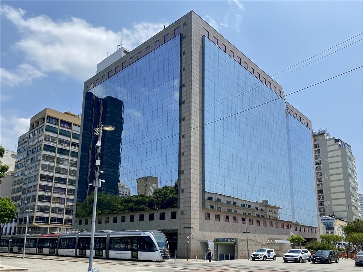 Exterior view of the glass-facade Bolsa de Valores building at XV de Novembro Plaza.