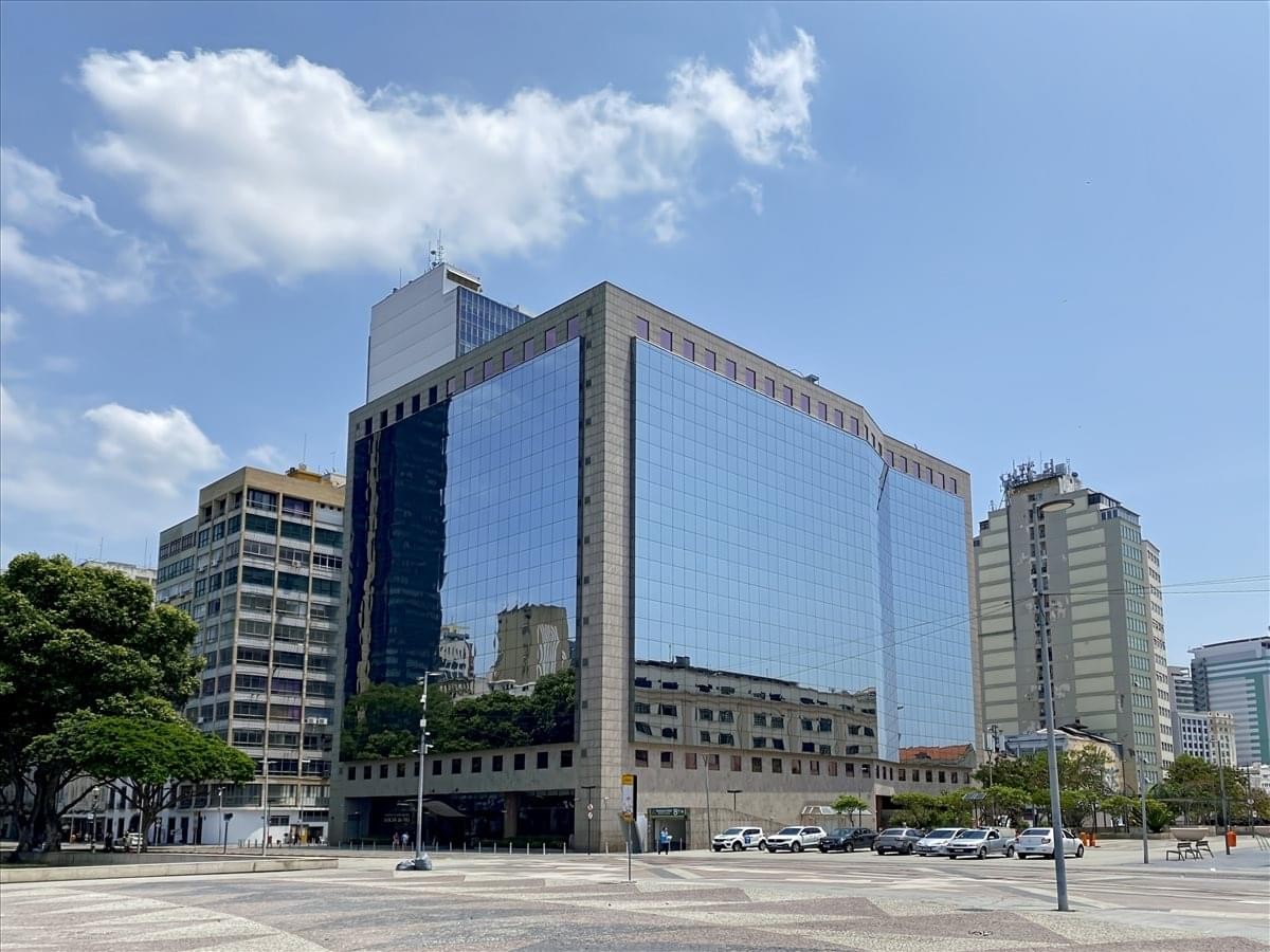 Exterior view of the glass-facade Bolsa de Valores building at XV de Novembro Plaza.