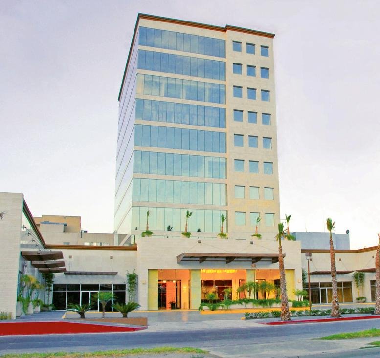 Exterior view of the multi-story glass-facade building at Boulevard Rodolfo Sánchez 10488.