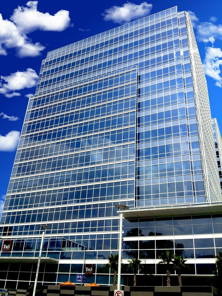 Exterior view of the glass-facade building at Calle Lago Alberto No. 319.