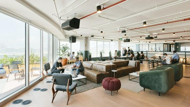 Spacious communal lounge at Carioca, Avenida Almirante Barroso 81 with modern seating and floor-to-ceiling windows.