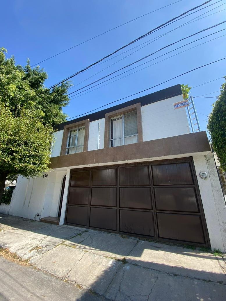 Exterior view of the white facade and brown gated entrance of Colón Gazebo Business Center.