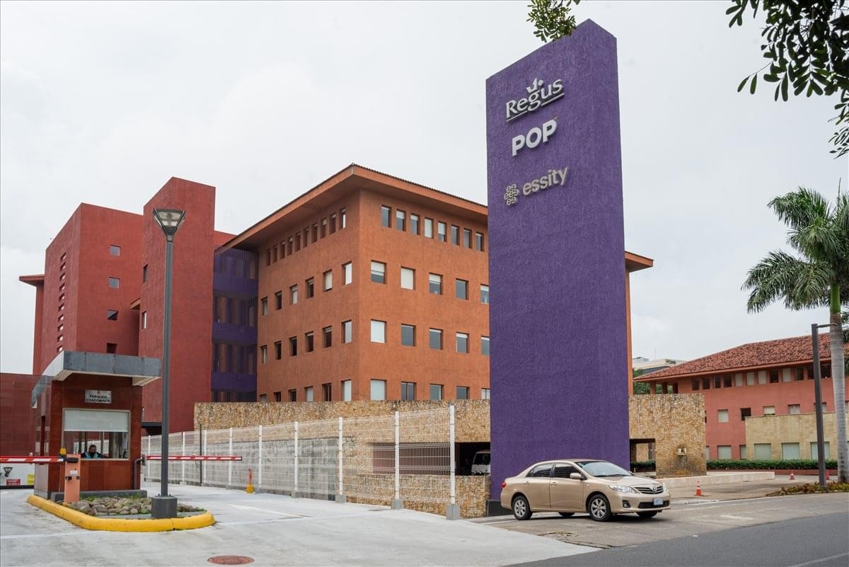 Exterior view of the red and orange facade at Centro Corporativo Plaza Roble, Edificio 5.
