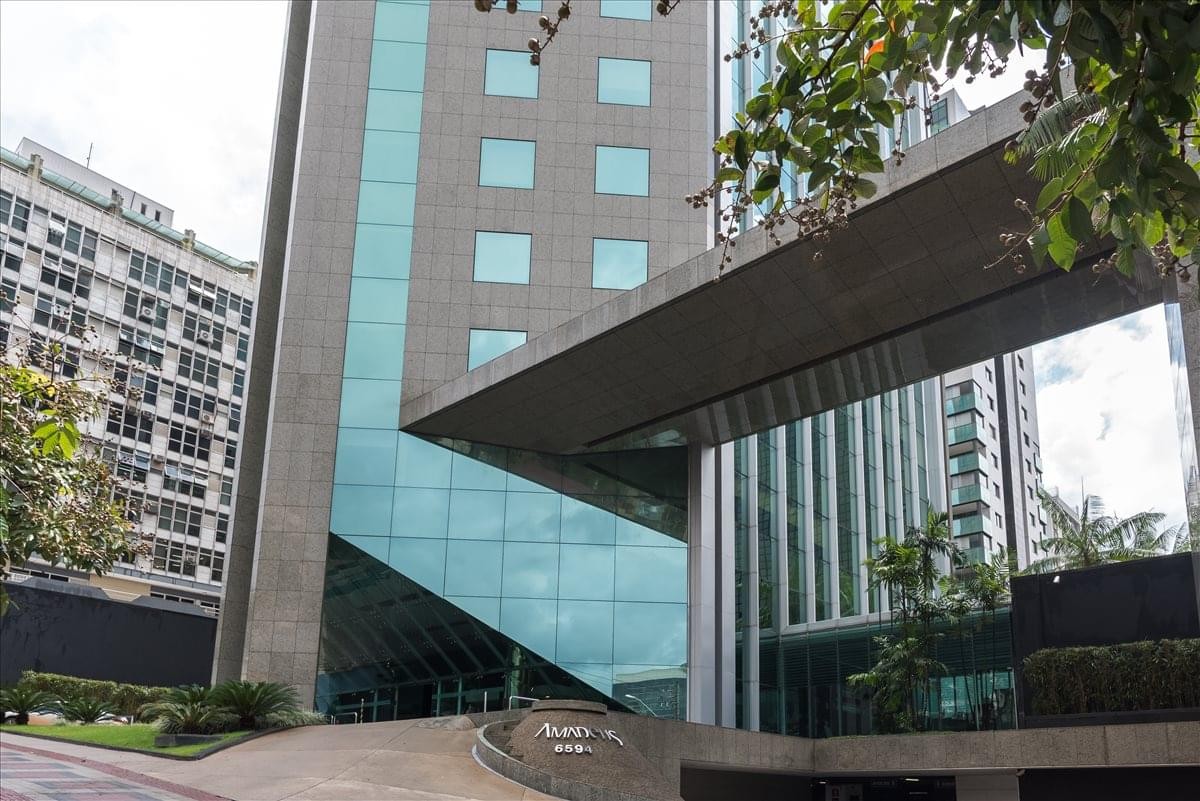 Exterior view of the glass and concrete tower at 16th & 17th Floors, 6594 do Contorno Avenue.