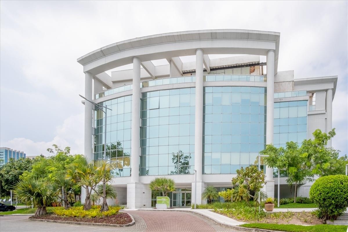 Exterior of the modern glass building at 200 José Silva de Azevedo Neto Av. with white architectural columns.