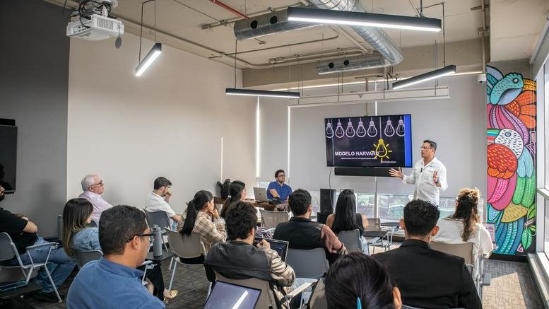 Bright meeting room at Kenex Plaza, 9th Floor, Calle 59 Este, Obarrio, Panama City with a presentation screen.