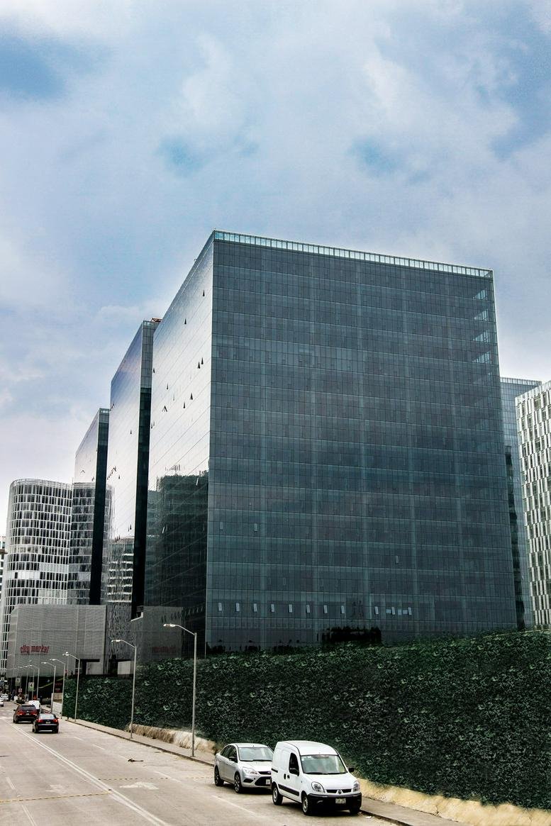 Exterior view of the glass-facade Plaza Carso, Lago Zurich 219 building under a bright sky.