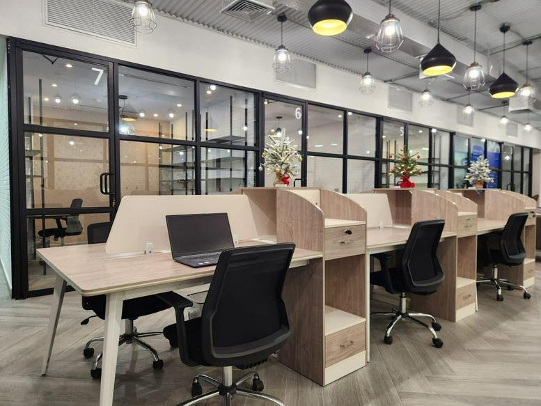 Modern open-plan workspace at Metro Hub Cowork, Ground Floor, Via Espana, Panama City with sleek desk pods.