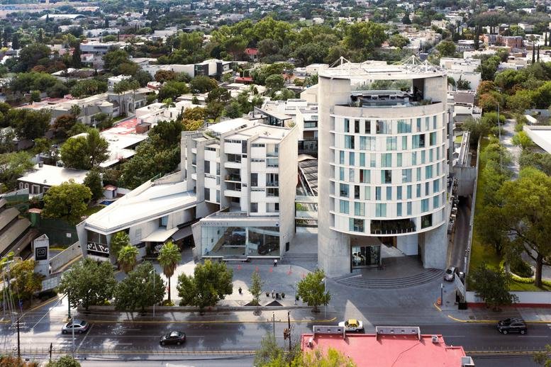 Aerial view of the O2 Vasconcelos building and surrounding urban landscape.