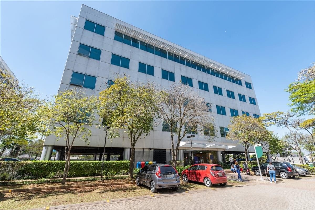 Exterior view of the multi-story Panamerica Park 1000, Building 5 Morumbi with glass windows and trees.