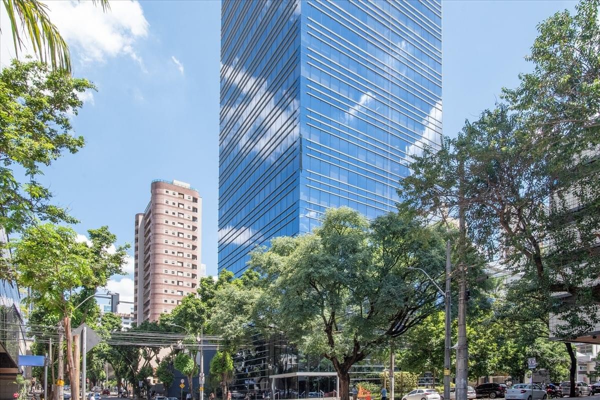 Exterior view of the glass-facade skyscraper at 550 Paraíba Street, Savassi.