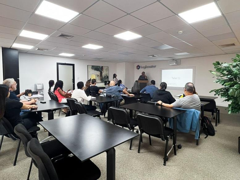 Spacious training room at PH Plaza Canaima with several rows of desks and a presentation screen.