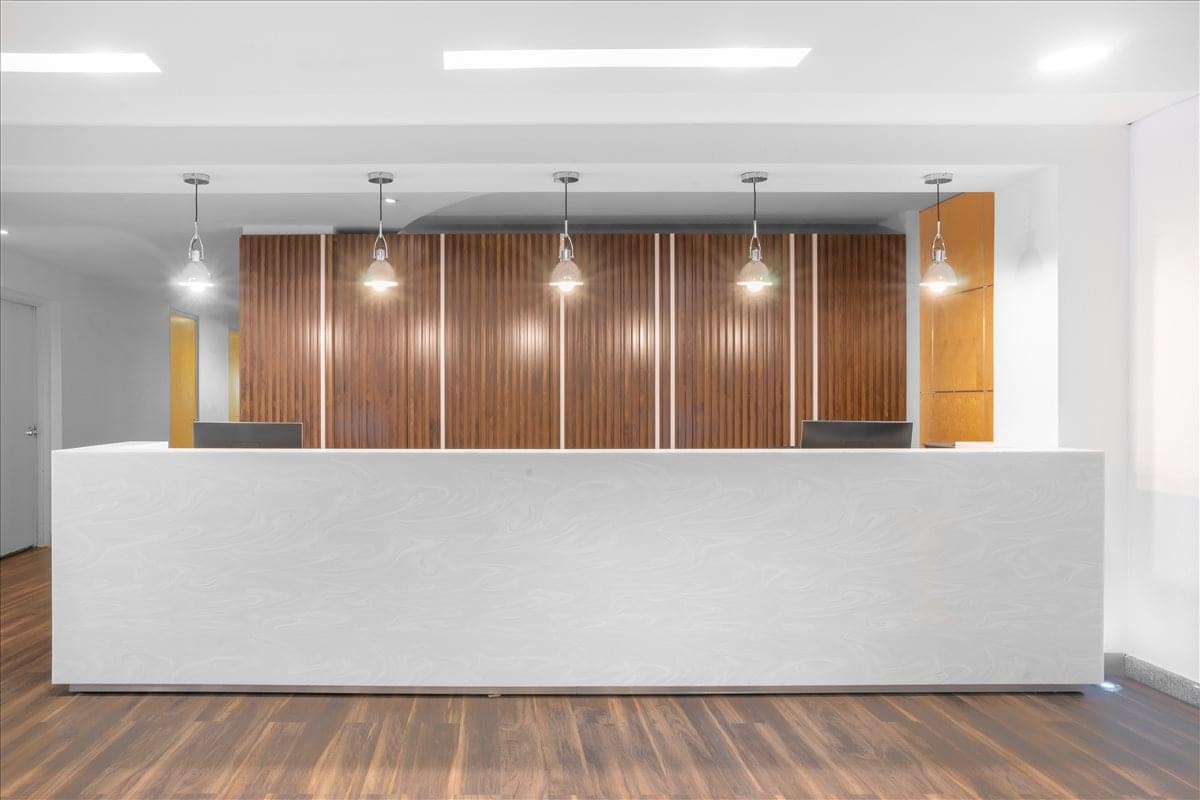Minimalist white reception desk at Polanco, Av. Presidente Masaryk, 111.