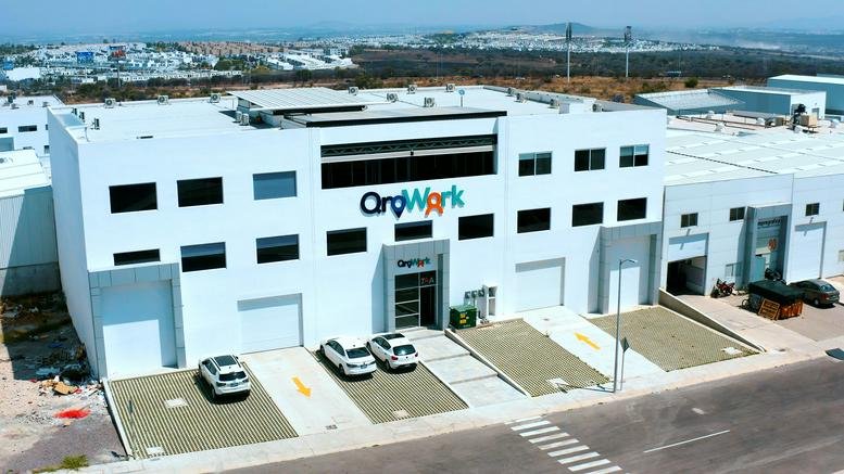 Exterior view of the white multi-story office building at Terra Business Park, Boulevard Universitario.