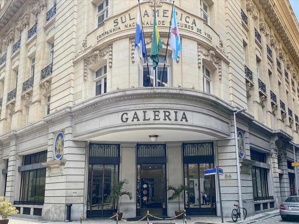 Wide view of the street entrance to the historic Galeria building.