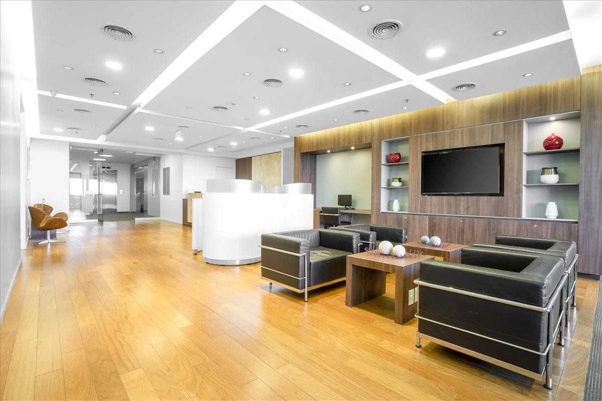 Spacious reception and lounge at 10th Floor Torre al Rio I with modern seating.