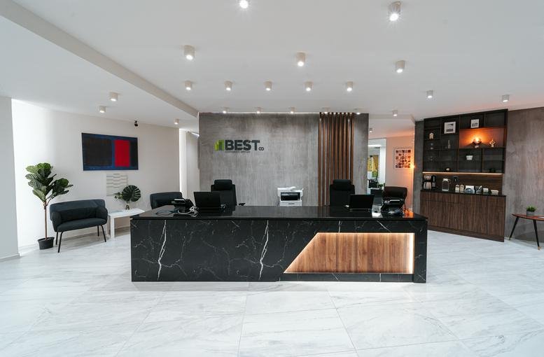 Modern lobby and marble reception desk at Torre Chapultepec, 15 Avenida Chapultepec Sur.
