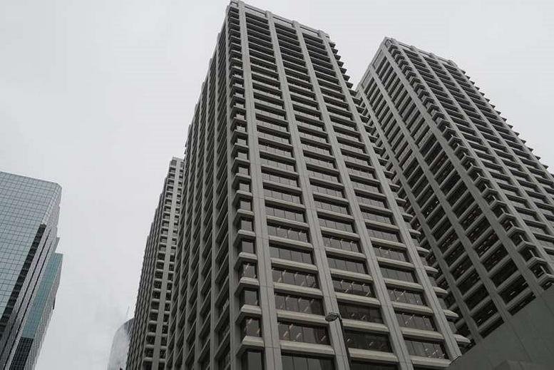 Exterior view of the skyscraper at Tower 2, 33rd Floor, Suite 3300, 205-5th Avenue SW.