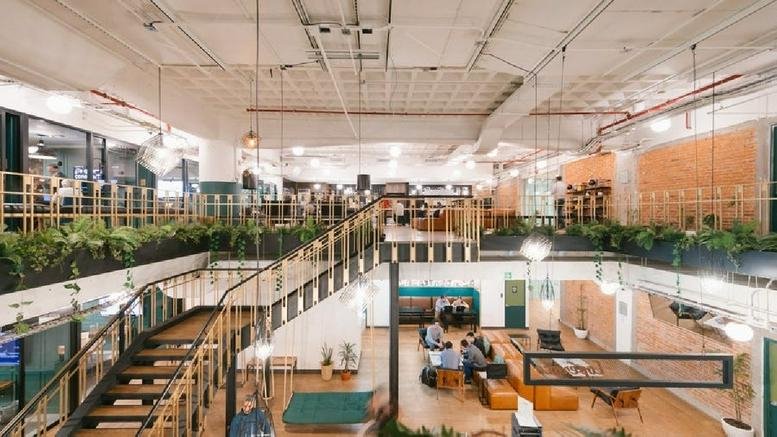 Wide-angle view of the bright, multi-level atrium and coworking space at Montes Urales 424, Lomas de Chapultepec.
