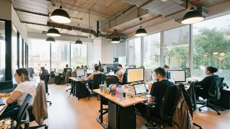 Open-plan coworking space at 165 R. Prof. Atílio Innocenti, Faria Lima, Sao Paulo, Brazil.