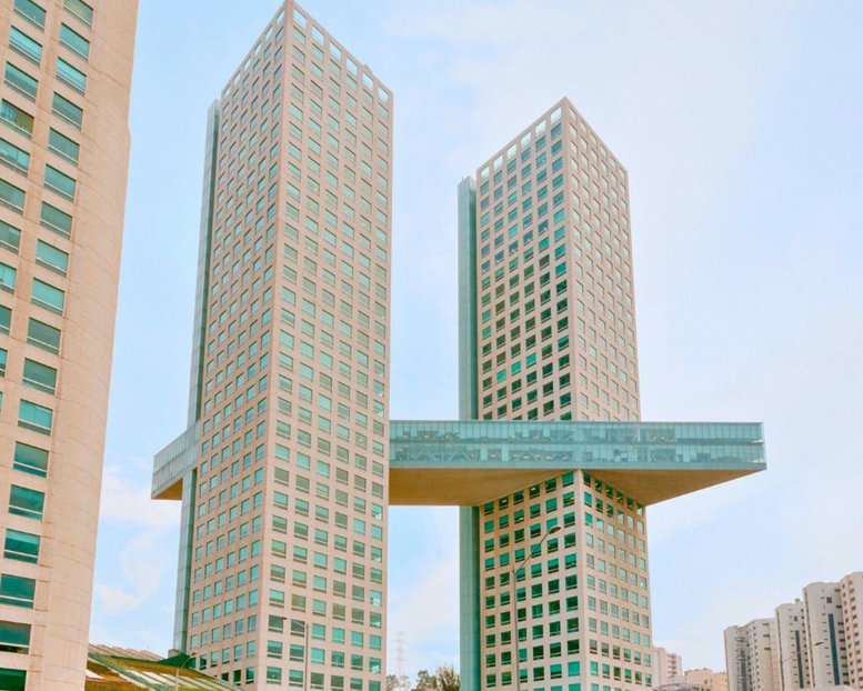 Exterior view of the bridge-connected skyscrapers at P. º de los Tamarindos 90-Torre 2.