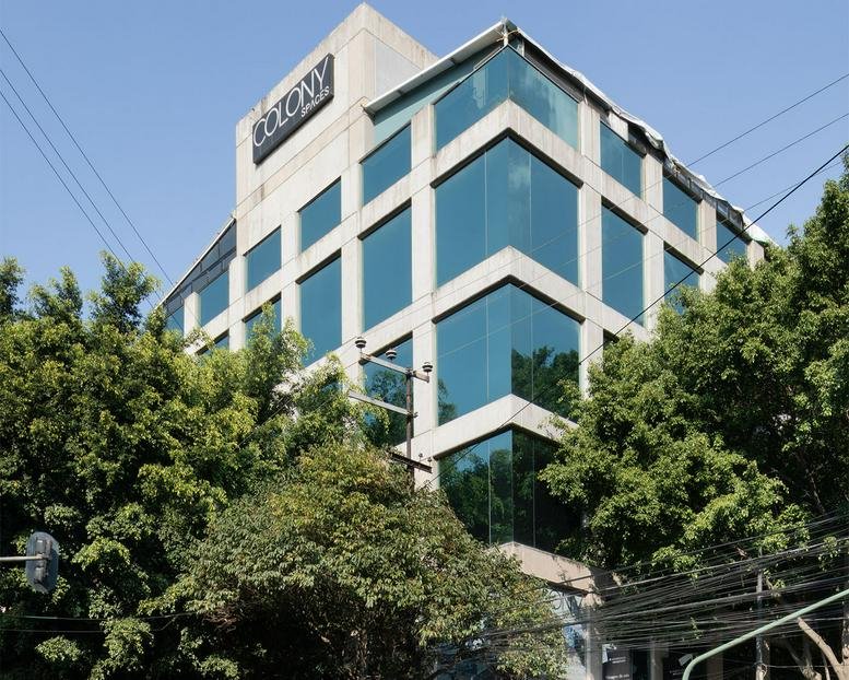 Exterior view of the modern glass-facade building at Puebla 237, Roma Nte, Ciudad de México.