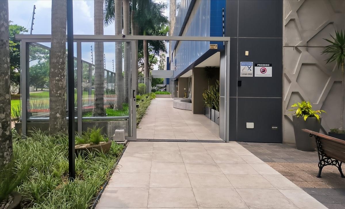 Exterior entrance of R. Luiz Seráphico Júnior, 511 Jardim Caravelas with a glass fence.