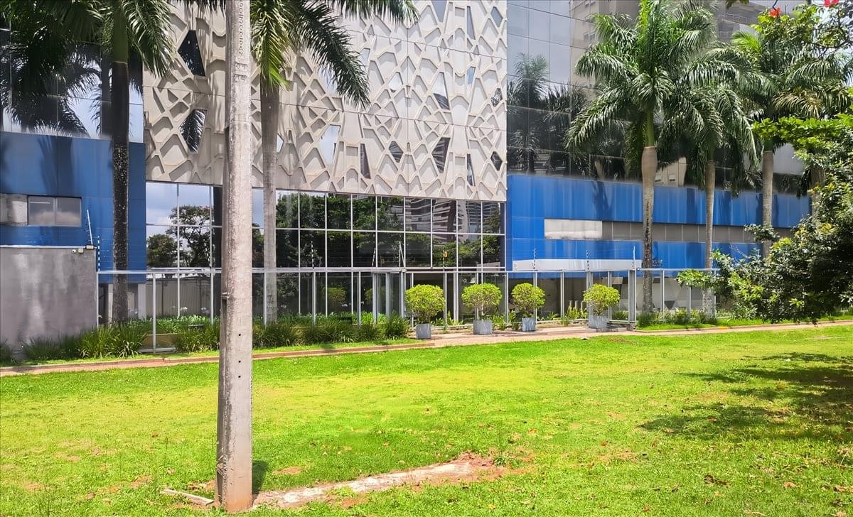Exterior view of the modern office building at R. Luiz Seráphico Júnior, 511 Jardim Caravelas.