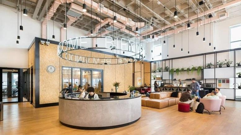 Spacious reception at Rua Butantã 194, Pinheiros, Sao Paulo with high ceilings and industrial lighting.