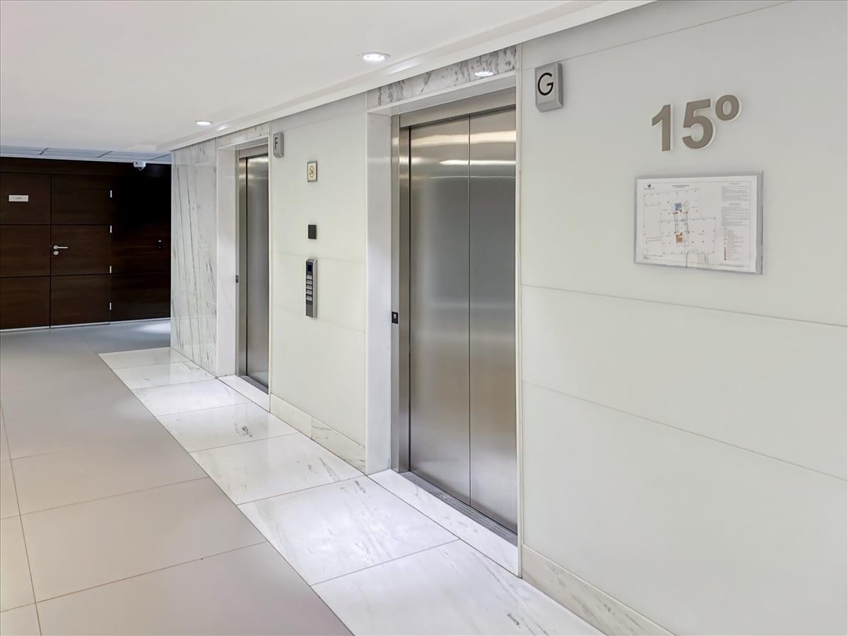 Bright elevator lobby at Rua do Passeio, 38, Torre 2, 15º andar, with white walls and marble floors.