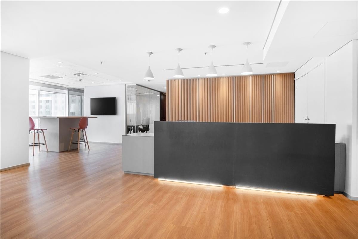 Professional reception desk area at Rua do Passeio, 38, Torre 2, 15º andar with warm wood paneling.
