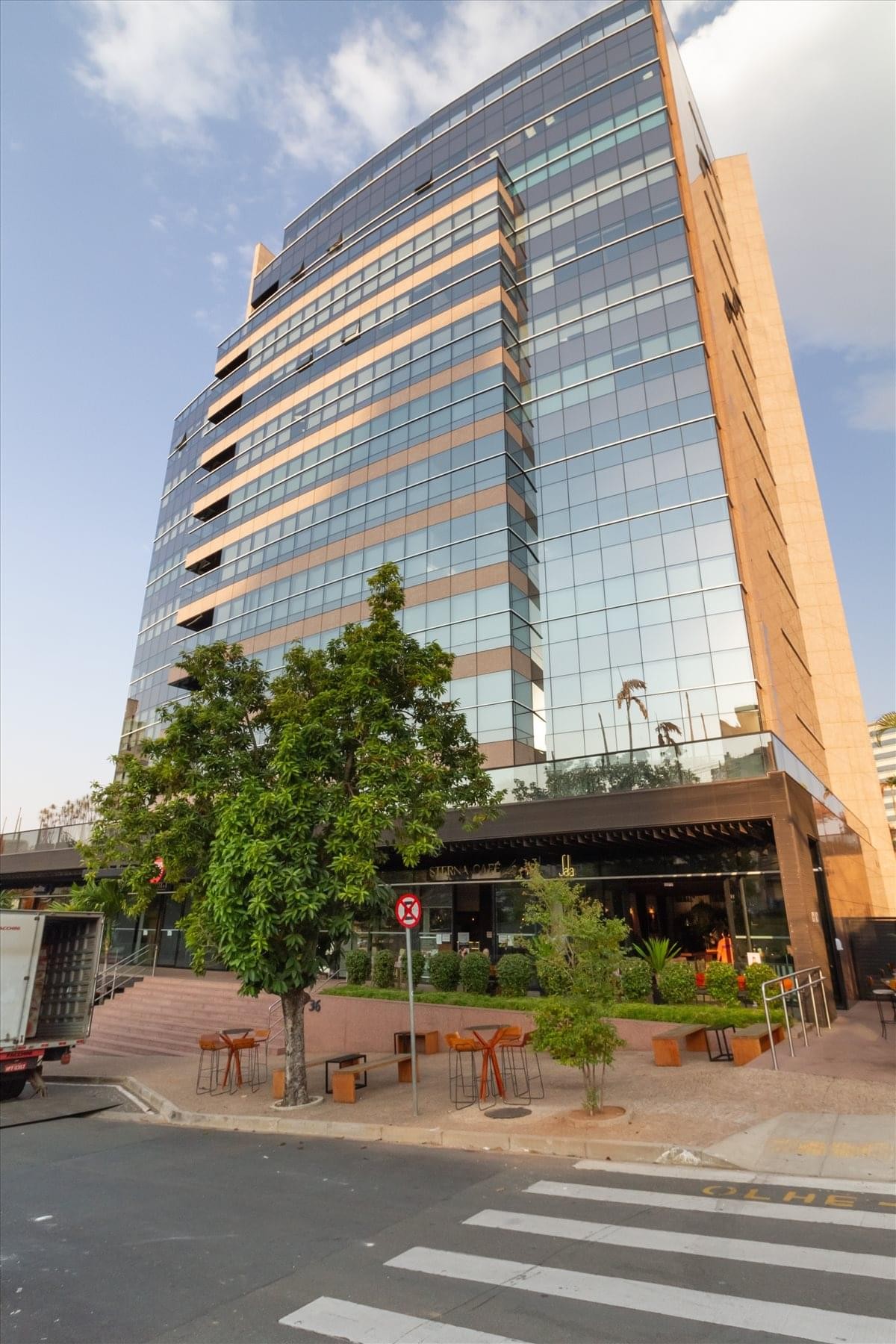 Exterior view of the contemporary glass and stone building at Rua Gustavo Ambrust, 36, Térreo, Nova, Campinas.