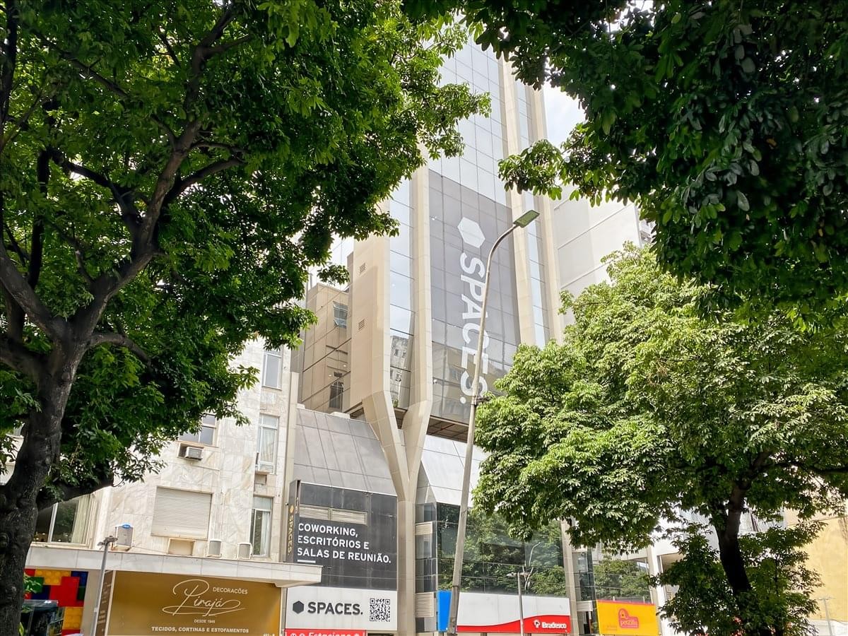 Exterior view of the Spaces building at Rua Visconde de Pirajá 495.