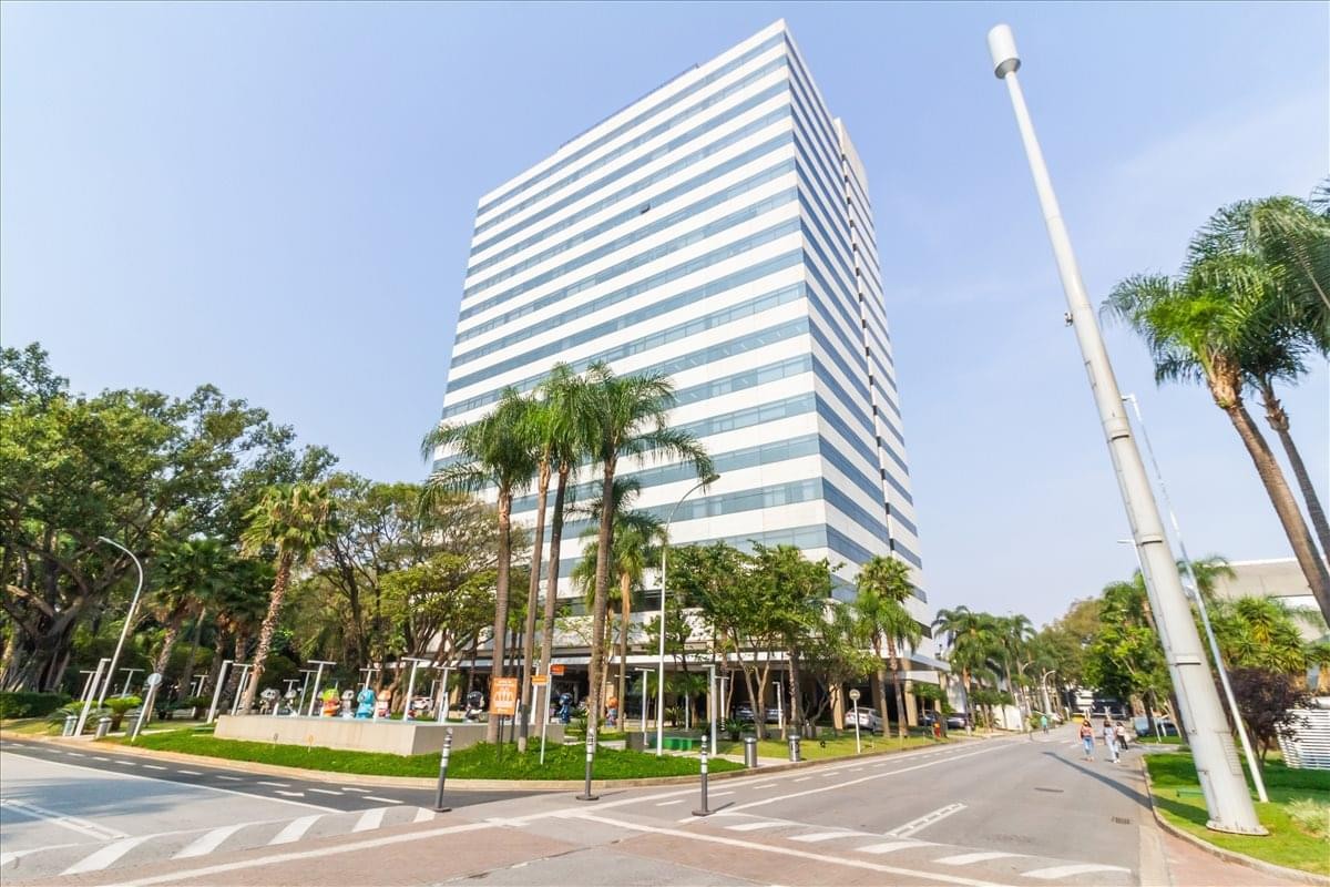 Exterior view of the white tiered office building at Rua Werner Von Siemens, 111.