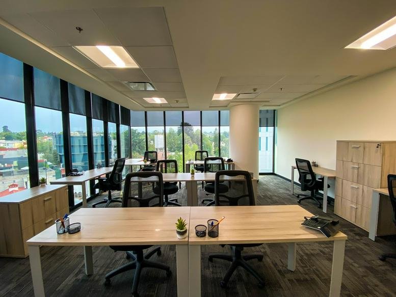 Spacious open-plan office at Volcán 150, Piso 4, Virreyes with multiple workstations and city views.