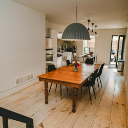 Exterior view of 2567 Dundas St W