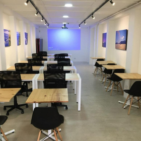 Interior of Avenida 9, Calle 31-33, 50 oeste del Fresh Market (tapia ladrillos). Click for details.