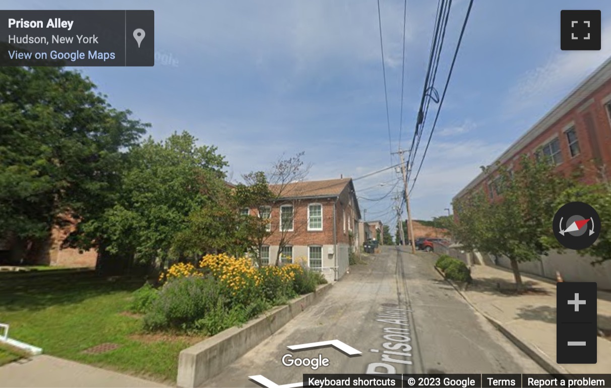 Street View image of 320 Warren St, Hudson, Ohio